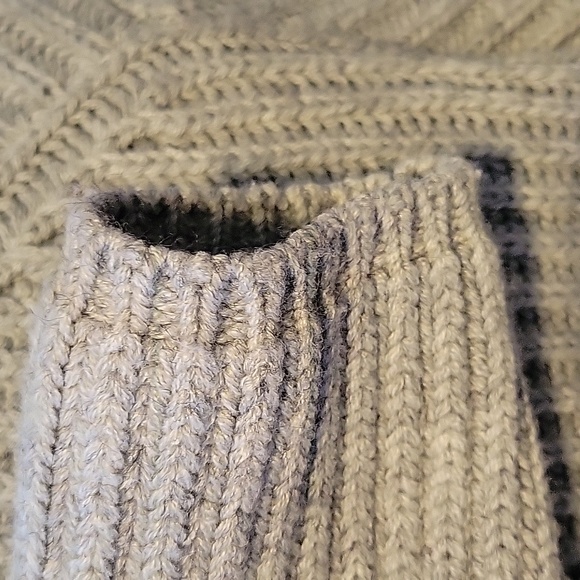 Ribbed Wool V-NECK Sweater - Picture 4 of 5